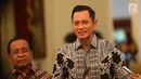 Ketua Kogasma Partai Demokrat Agus Harimurti Yudhoyono atau AHY memberi keterangan usai bertemu dengan Presiden Joko Widodo di Istana Merdeka, Jakarta, Kamis (2/5/2019). AHY meminta semua pihak bersikap ksatria terhadap apapun hasil Pemilu 2019 yang diumumkan KPU. (Liputan6.com/Angga Yuniar)