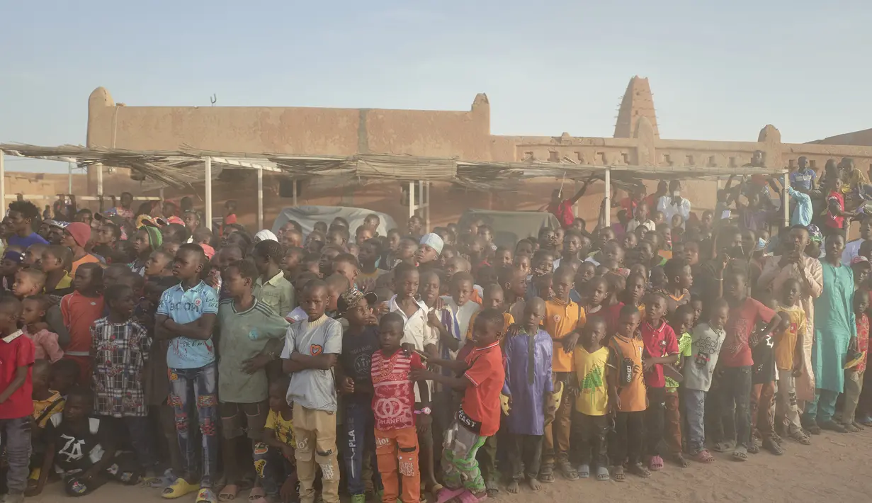 Para pemuda menghadiri perayaan Idul Fitri, hari raya umat Islam yang menandai akhir Ramadhan, di Agadez, Niger utara, pada 21 April 2023. (AFP/Michele Cattani)