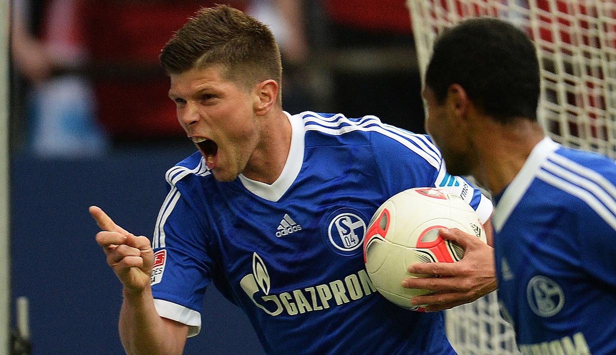 Selebrasi striker Schalke, Klaas-Jan Huntelaar setelah mencetak gol ke gawang Hamburg SV pada laga Liga Jerman 2012/2013 di Gelsenkirchen (28/4/2013). Klaas-Jan Huntelaar (Belanda) yang telah pensiun pada Juli 2021 tercatat pernah menjadi top skor Liga Jerman saat membela Schalke yang dibelanya selama 7 musim mulai 2010/2011 hingga 2016/2017. Pada musim 2011/2012 ia menjadi top skor Liga Jerman dengan koleksi 29 gol. (AFP/Patrik Stollarz)
