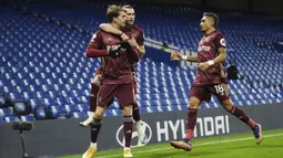 Striker Leeds United, Patrick Bamford (kiri), melakukan selebrasi bersama rekan-rekannya usai mencetak gol ke gawang Chelsea dalam laga lanjutan Liga Inggris pekan ke-11 di Stamford Bridge, London, Sabtu (5/12/2020). Leeds United kalah 1-3 dari Chelsea. (Pool via AP/Daniel Leal-Olivas)