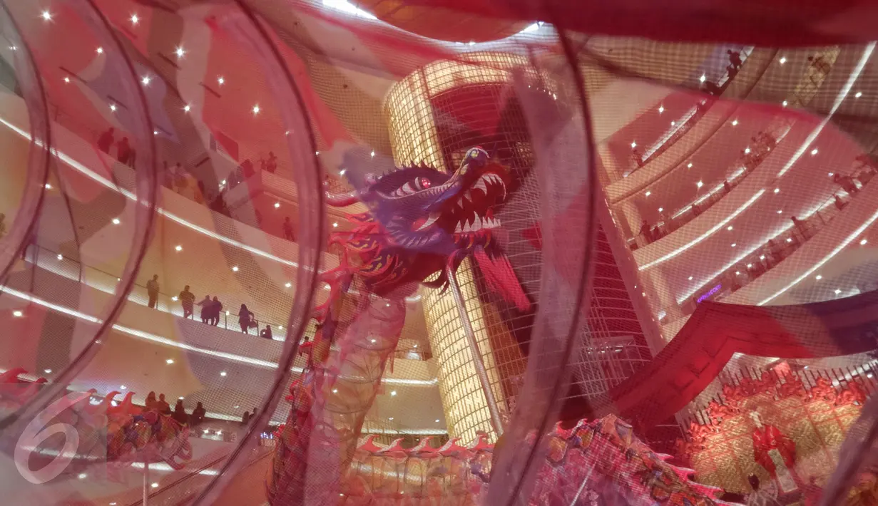 Liong sepanjang 18 meter meliuk-liuk hibur pengunjung pada perayaan Tahun Baru Imlek 2568 di Senayan City, Jakarta Jakarta Sabtu (28/01). Atraksi ini digelar pada Sabtu dan Minggu hingga tanggal 5 Februari. (Liputan6.com/Fery Pradolo)