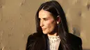 Aktris senior Demi Moore berpose saat menghadiri peragaan busana koleksi Dior Cruise 2018 di Runway Show at the Upper Las Virgenes Canyon Open Space Preserve, Santa Monica, California (11/5). (Rich Fury/Getty Images/AFP)