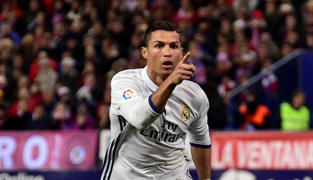 Cristiano Ronaldo mencetak tiga gol, sekaligus membawa Real Madrid menang 3-0 atas Atletico Madrid pada laga pekan ke-12 La Liga Spanyol di Estadio Vicente Calderon, Sabtu (19/11/2016). (AFP/Gerard Julien)