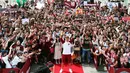 Mantan Penyerang Jerman, Lukas Podolski foto bersama dengan para penggemar saat upacara penyambutan di Kobe, Jepang barat, (6/7). Podolski akan bermain untuk klub Jepang Vissel Kobe. (Tsuyoshi Ueda/Kyodo News via AP)