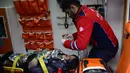 Seorang penyelamat merawat seorang gadis Suriah berusia 12 tahun, Cudi, yang dievakuasi dari puing-puing bangunan yang hancur di Hatay, Turki, setelah gempa berkekuatan 7,8 melanda tenggara negara itu, Minggu (12/2/2023). Pada jam ke-147 gempa di Hatay, tim SAR menarik Cudi dalam keadaan hidup dari puing-puing. (Photo by Yasin AKGUL / AFP)