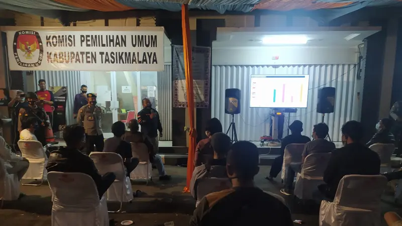 Nampak kerumunan massa masih terjadi di kantor KPUD Tasikmalaya, Jawa Barat untuk melihat hasil perkembangan perhitungan cepat suara tiap calon.