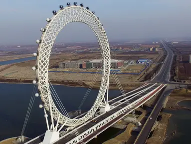 Pemandangan roda ferris raksasa sepanjang 145 meter (476 kaki) di Weifang di provinsi Shandong, China (27/11). Roda ferris atau kincir ria adalah sebuah struktur berbentuk roda (jentera) yang digantungi kabin-kabin penumpang. (AFP Photo/China Out)