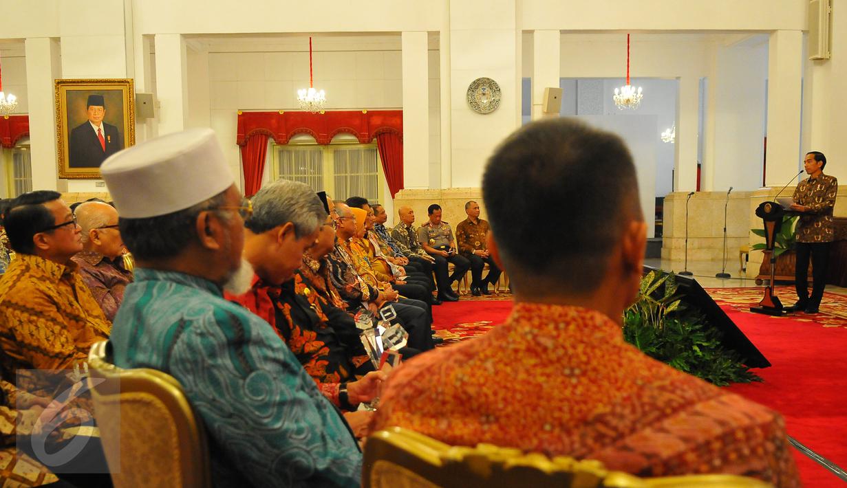 Suasana pertemuan di Istana Negara, Jakarta, Jumat (13/1). Dalam pertemuan ini, Jokowi mengingatkan agar pelaku industri jasa keuangan memberikan kredit kepada sektor produktif, utamanya adalah UMKM. (Liputan6.com/Angga Yuniar)
