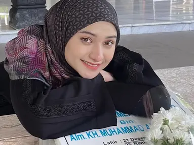 Lebaran tahun ini terasa berbeda bagi Nadzira Shafa. Empat kali Lebaran telah dilaluinya tanpa sang suami, Ameer Azzikra. Pada 5 April 2025, Nadzira membagikan momen dirinya mengunjungi makam Ameer untuk mengenang sosok yang sangat berarti dalam hidupnya. (Liputan6.com/IG/@enazirashf_)