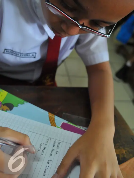 Seorang siswa menulis surat untuk Presiden RI Joko Widodo di SDN Sukasari 4 Kota Tangerang, Selasa, (29/16). Isi Surat tersebut meminta kepada Jokowi agar prihatin dengan keberadaan generasi muda Indonesia. (Liputan6.com/Faisal R Syam)