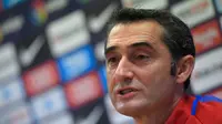 Pelatih Barcelona, Ernesto Valverde bicara soal pertemuan dengan Real Madrid. (LLUIS GENE / AFP)