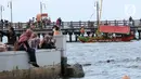 Pengunjung menikmati suasana Pantai Indah Taman Impian Jaya Ancol dengan menumpang perahu wisata, Jakarta, Kamis (29/10/2020). Libur panjang di masa pemberlakuan PSBB transisi Jakarta dimanfaatkan warga untuk mengunjungi lokasi-lokasi wiisata. (Liputan6.com/Helmi Fithriansyah)
