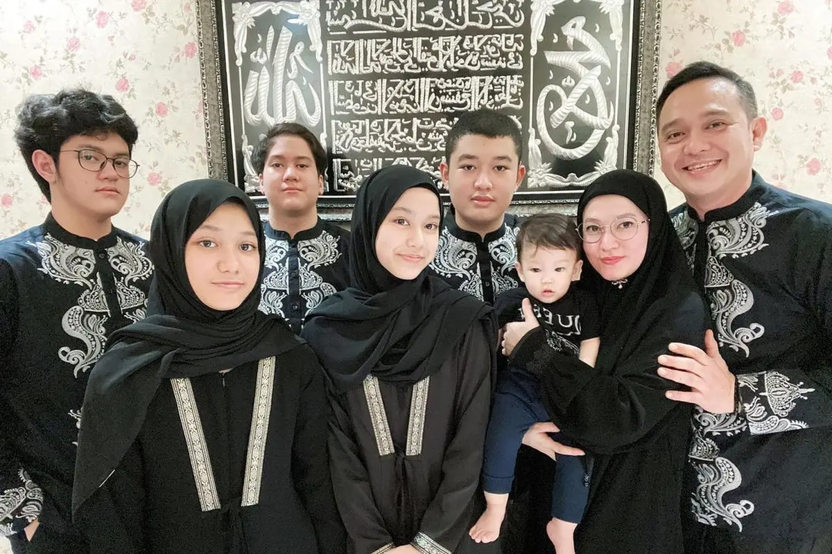Lyra Virna dan keluarga. (Foto: Instagram @lyravirna)