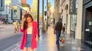 Suasana perkotaan Los Angeles sukses membuat Syifa Hadju terkesima. Ia yang saat itu mengenakan outer pink terlihat begitu terpukau dengan setiap pemandangan di trotoar Los Angeles. Foto cantiknya Syifa Hadju berlibur di Amerika Serikat ini banjir like dan komentar dari netizen. (Liputan6.com/IG/@syifahadjureal)