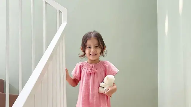 8 Gaya Kompak Aura Kasih dan Putrinya yang Berdarah Blasteran, Bisa Jadi Inspirasi