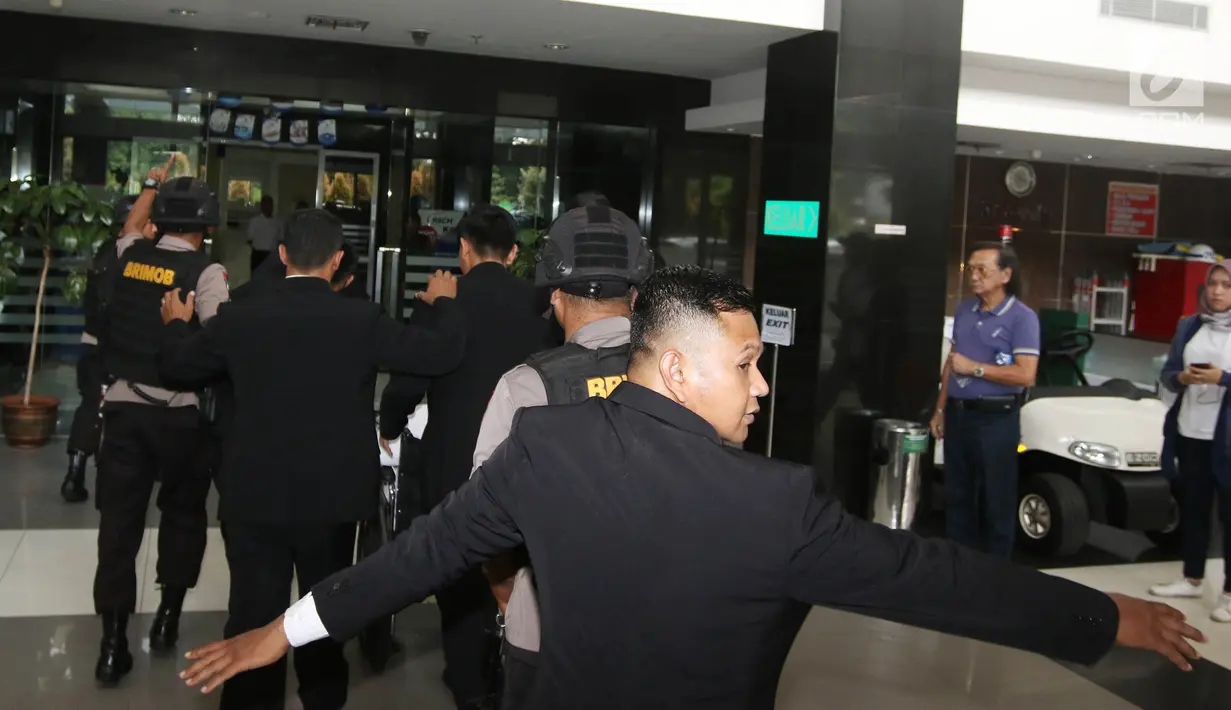 Petugas mengawal terpidana terorisme Abu Bakar Baasyir saat menjalani pemeriksaan di RSCM, Jakarta, Senin (16/4). Baasyir akan menjalani pemeriksaan berkaitan dengan penyakit chronic venous insufficiency (CVI) bilateral. (Liputan6.com/Arya Manggala)