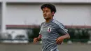 Gelandang Jepang, Takefusa Kubo menggiring bola saat sesi latihan jelang turnamen Copa America 2019 di Sao Paulo, Brasil (13/6/2019). Pemain berusia 18 tahun akan masuk ke dalam skuad tim B Madrid, Castilla, untuk musim depan. (AFP Photo/Miguel Schincariol)