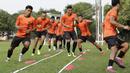 Pemain Persija Jakarta saat melakukan latihan di Lapangan Sutasoma, Jakarta, Jumat (17/1/2020). Gelandang Timnas Indonesia ini menjadi rekrutan baru Macan Kemayoran untuk mengarungi Liga 1 musim depan. (Bola.com/M Iqbal Ichsan)