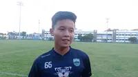 Pemain muda Persib Arsan Makarim usai menjalani sesi latihan. (Muhammad Faqih/Bola.com)