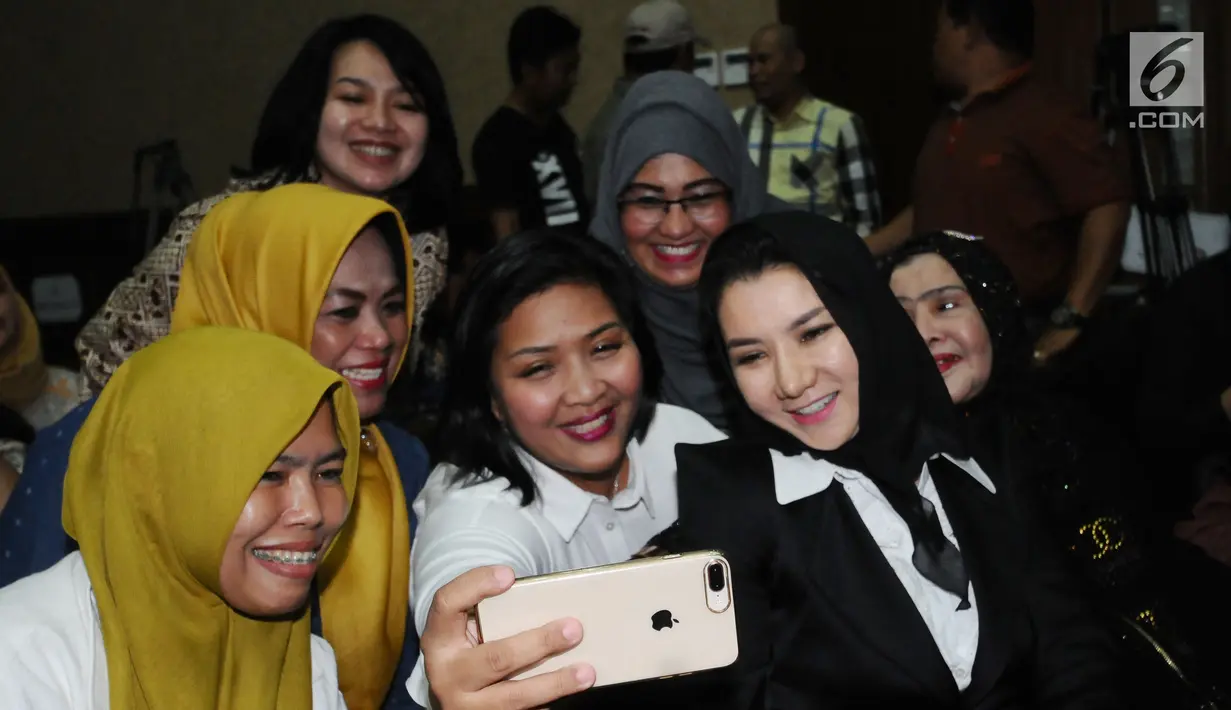 Bupati nonaktif Kutai Kartanegara, Rita Widyasari (kanan) berswafoto bersama kerabatnya jelang mengikuti sidang perdana di Pengadilan Tipikor, Jakarta, Rabu (21/2). Sidang mendengar dakwaan Jaksa Penuntut Umum. (Liputan6.com/Helmi Fithriansyah)