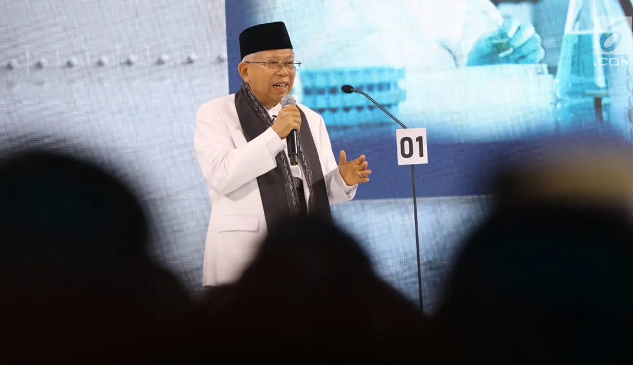 Cawapres nomor urut 01 Ma'ruf Amin menyampaikan pendapatnya saat segmen kedua debat cawapres 2019 di Hotel Sultan, Jakarta, Minggu (17/3). Debat itu mengangkat tema pendidikan, kesehatan, ketenagakerjaan, sosial dan budaya. (Liputan6.com/Johan Tallo)