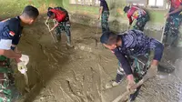 Andalkan Serokan dan Gerobak, TNI Bersihkan Lumpur Tebal di Sekolah-sekolah Aceh Tamiang