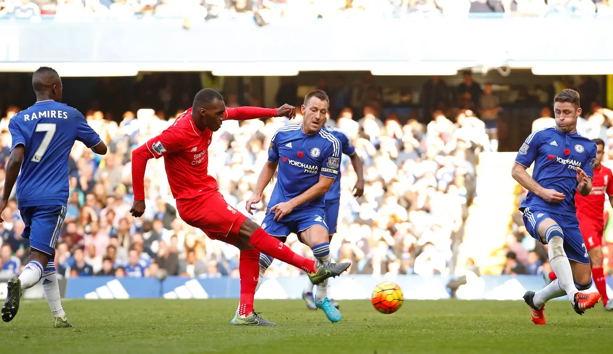 Pemain Liverpool, Christian Benteke, menembak bola yang berujung gol ketiga ke gawang Chelsea dalam laga Liga Premier Inggris di Stadion Stamford Bridge, London, Sabtu (31/10/2015). (Action Images via Reuters/John Sibley)