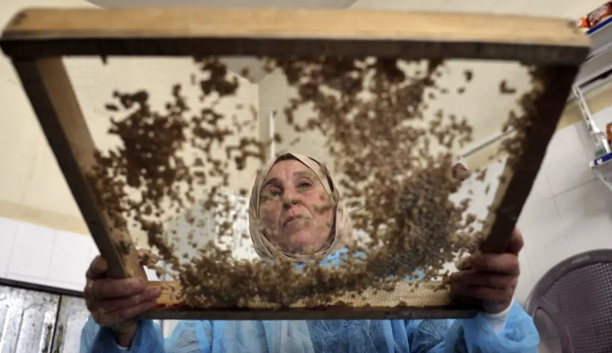 Para wanita membuat maftoul atau couscous di Khan Yunis, Jalur Gaza, Palestina, 10 Januari 2022. Maftoul menjadi hidangan unggulan saat musim dingin di Palestina. (SAID KHATIB/AFP)