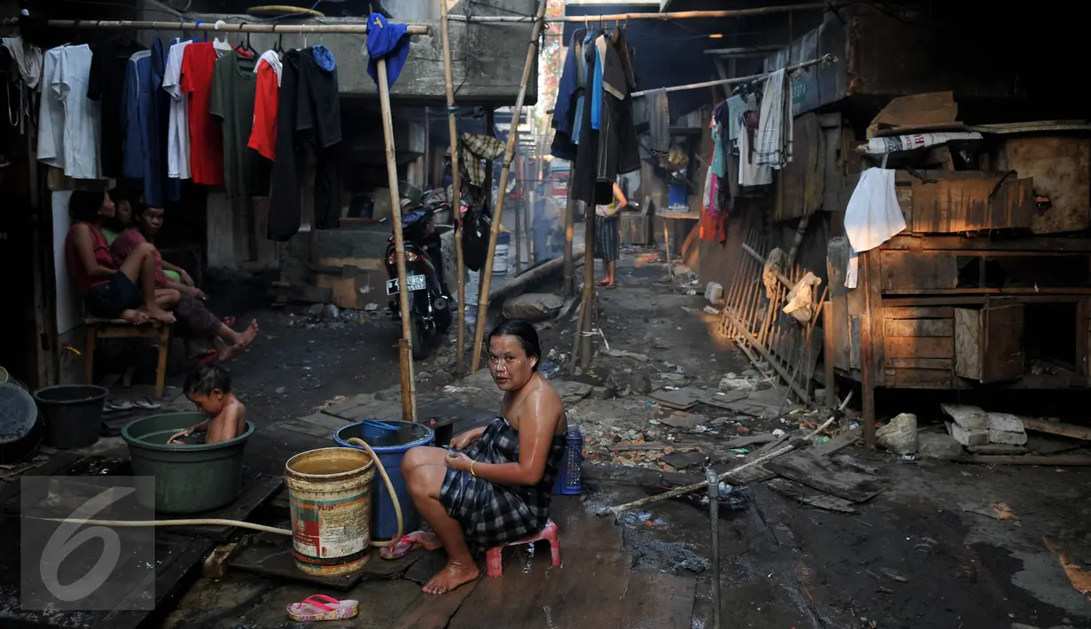 Warga melakukan aktivitas disamping tempat huniannya di kolong jembatan Penjagalan, Penjaringan, Jakarta, Kamis (13/8/2015). Mahalnya biaya hidup dan sewa layak di Jakarta membuat mereka terpaksa tinggal di kolong jembatan. (Liputan6.com/Johan Tallo)