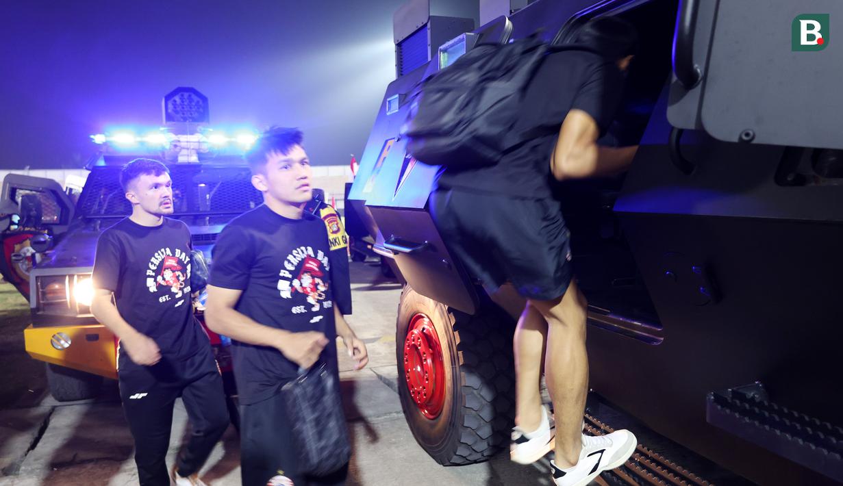 <p>Pemain Persija Jakarta, Witan Sulaeman (tengah) dan Oliver Bias bersiap menaiki kendaraan taktis (rantis) bersama skuad Persija lainnya setelah dikalahkan Dewa United 0-2 pada laga pekan ke-10 BRI Liga 1 2023/2024 di Stadion Indomilk Arena, Tangerang, Jumat (25/8/2023). (Bola.com/M Iqbal Ichsan)</p>