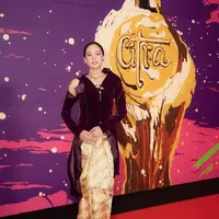 Hadir di FFI 2023, Maudy Ayunda tampil kece dengan Desconstructed Velvet Kebaya. Dipadukan dengan Draped Sarung kain tenun Sambas [@tanganofficial]