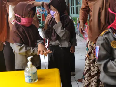 Murid Taman Kanak-kanak (TK) mencuci tangan dengan cairan antiseptik di  TK RA Hidayatusshibyan Cinere, Depok, Kamis (5/3/2020). Pihak sekolah menerapkan hidup bersih dengan mencuci tangan sebelum masuk kelas sebagai antisipasi mencegah wabah virus Corona COVID-19. (merdeka.com/Arie Basuki)