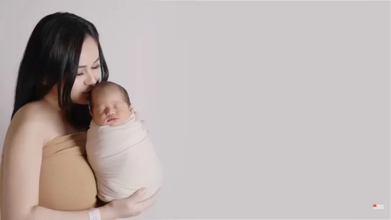 Potret Denise Chariesta dan sang buah hati (Sumber: Youtube/Denise Chariesta)