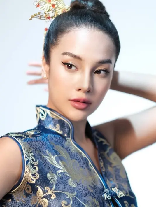 Meski hanya setengah badan, Anya Geraldine terlihat menawan kenakan cheongsam di foto terbaru. Ia kenakan cheongsam dress tanpa lengan berwarna biru dengan motif emas. Rambut panjang Anya ditata dengan tight up do dan tusuk konde emas [@anyageraldine]