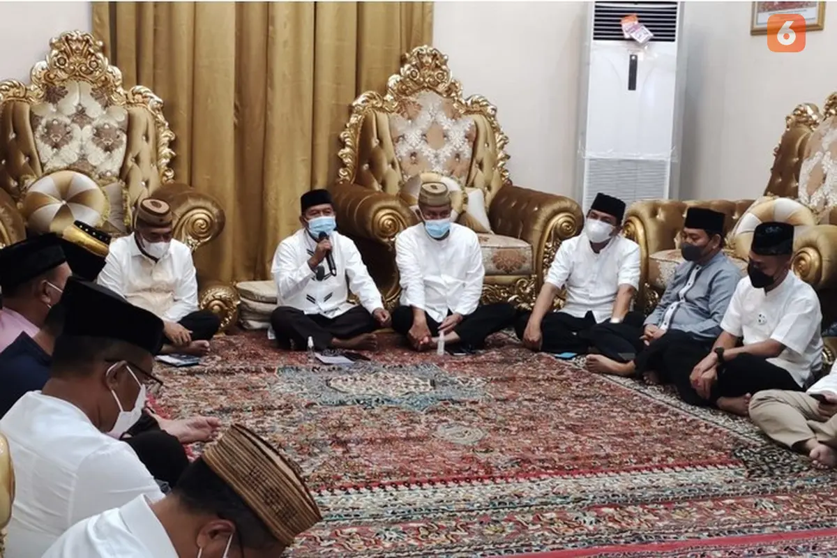 Para tokoh agama saat melakukan tenggeyamo penentuan satu ramadan (Arfandi Ibrahim/Liputan6.com)
