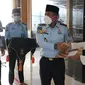 Kepala Rutan Kelas 1 Depok, Anton memberikan remisi hari raya Idul Fitri kepada warga binaan. (Istimewa)