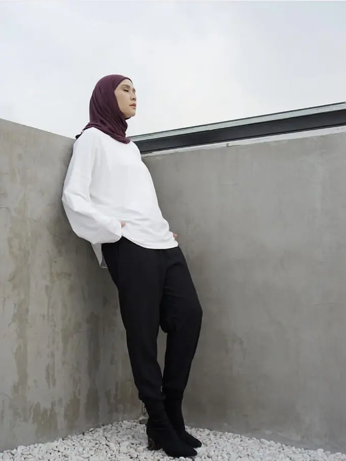 Gaya Hijab Simple saat Idul Adha di Rumah dari para publik figure