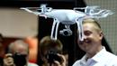 Seorang staff memperlihatkan kecanggihan drone DJI Phantom 4 Quadcopter kepada pengunjung saat berlangsungnya Pameran Photokina di Cologne, Jerman, (20/9). Pameran ini berlangsung 20-25 September 2016. (REUTERS/Fabrizio Bensch)