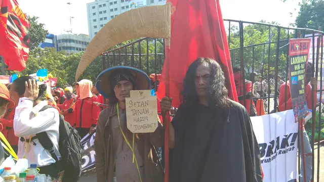 Kostum Setan Warnai Hari Buruh 2018