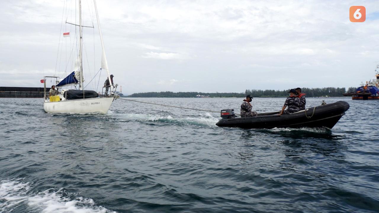 Patroli TNI AL Evakuasi Warga Australia Terombang-ambing di Samudra Hindia