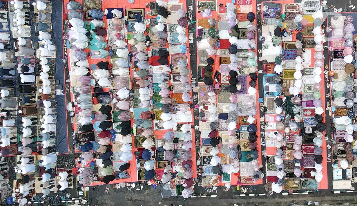 Daging kurban dibagikan kepada masyarakat maupun karyawan YPI Al-Azhar. (Liputan6.com/Herman Zakharia)