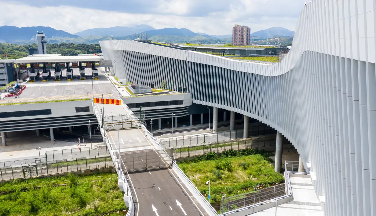 Foto udara menunjukkan Pos Pemeriksaan Perbatasan Pelabuhan Liantang/Heung Yuen Wai di perbatasan Hong Kong-Shenzhen, China (26/8/2020). Dengan dibukanya pos ini, Hong Kong akan mendapat banyak peluang di pasar yang sangat besar di Kawasan Teluk Besar Guangdong-Hong Kong-Makau. (Xinhua/Mao Siqian)
