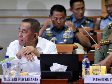 Menhan Ryamizard Ryacudu (kiri) dan Panglima TNI Gatot Nurmantyo saat Raker dengan Komisi I DPR di Senayan, Jakarta, Senin (19/10/2015). Raker membahas evaluasi pelaksanaan Minimum Essensial Force (MEF) Tahap I dan Tahap II. (Liputan6.com/JohanTallo)