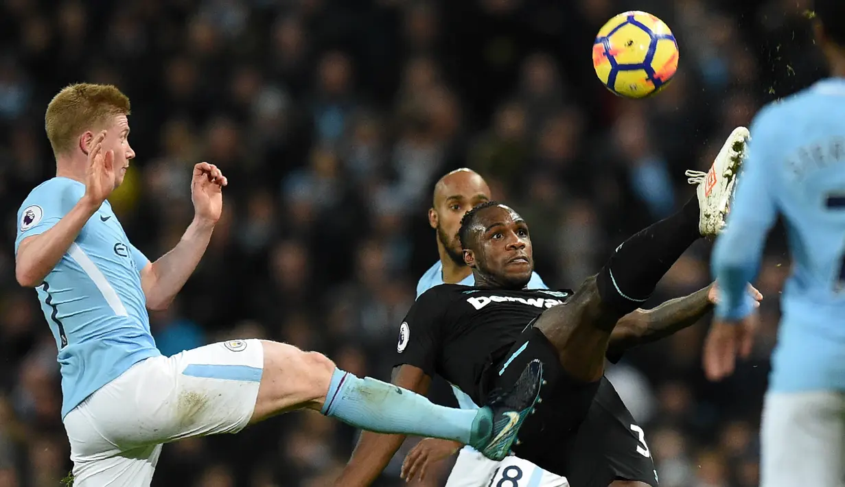Gelandang West Ham, Michail Antonio, berebut bola dengan gelandang Manchester City, Kevin De Bruyne, pada laga Premier League di Stadion Etihad, Manchester, Minggu (3/11/2017). City menang 2-1 atas West ham. (AFP/Oli Scarff)
