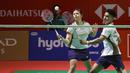 Pasangan ganda campuran Indonesia, Jafar Hidayatullah/Felisha Pasaribu mencoba menahan pukulan dari wakil Denmark saat bertanding pada babak 32 besar Indonesia Masters 2026 di Istora Senayan, Jakarta, Rabu (21/1/2026) siang. (Bola.com/Abdul Aziz)