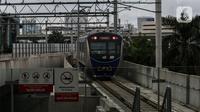 Rangkaian kereta MRT melintas di kawasan Blok M, Jakarta, Rabu (10/3/2021). Kementerian Perhubungan berencana akan membangun MRT dan light rail transit (LRT) di lima kota yakni Bali, Bandung, Surabaya, Medan dan Makassar yang didanai lewat skema dana abadi Indonesia. (Liputan6.com/Johan Tallo)