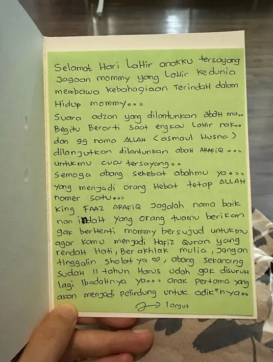 Fairuz juga berjanji selalu mendampingi putranya. Mantan suami Galih Ginanjar itu berharap putranya menjadi orang pribadi yang baik. "Menjadi orang baik itu indah dicintai Allah dan banyak orang.." tulis Fairuz dalam surat untuk putranya.[Instagram/fairuzarafiq]