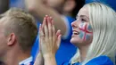 Suporter cantik timnas Islandia bertepuk tangan saat memberi semangat timnas Islandia saat melawan timnas Perancis dalam Perempat Final Piala Eropa 2016 di Stade de France, Prancis, (3/7).  (Reuters/John Sibley)