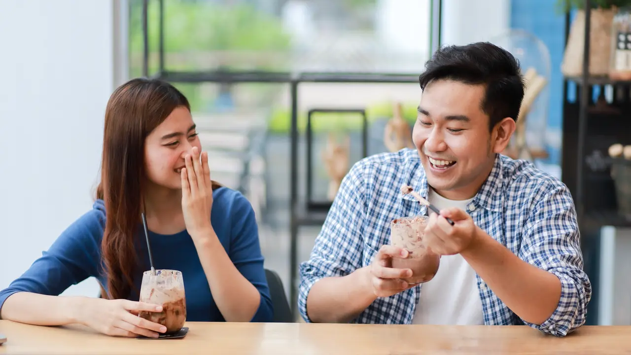 perempuan dan pasangan 23 agustus di kafe