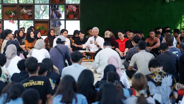 Calon presiden (capres) nomor urut tiga, Ganjar Pranowo, melakukan dialog bersama Gen Z, milenial dan influencer muda di Omah Rayap Resto, Kecamatan Selogiri, Kabupaten Wonogiri, Jawa Tengah, Jumat (29/12/2023). (Merdeka.com/Nur Habibie)
